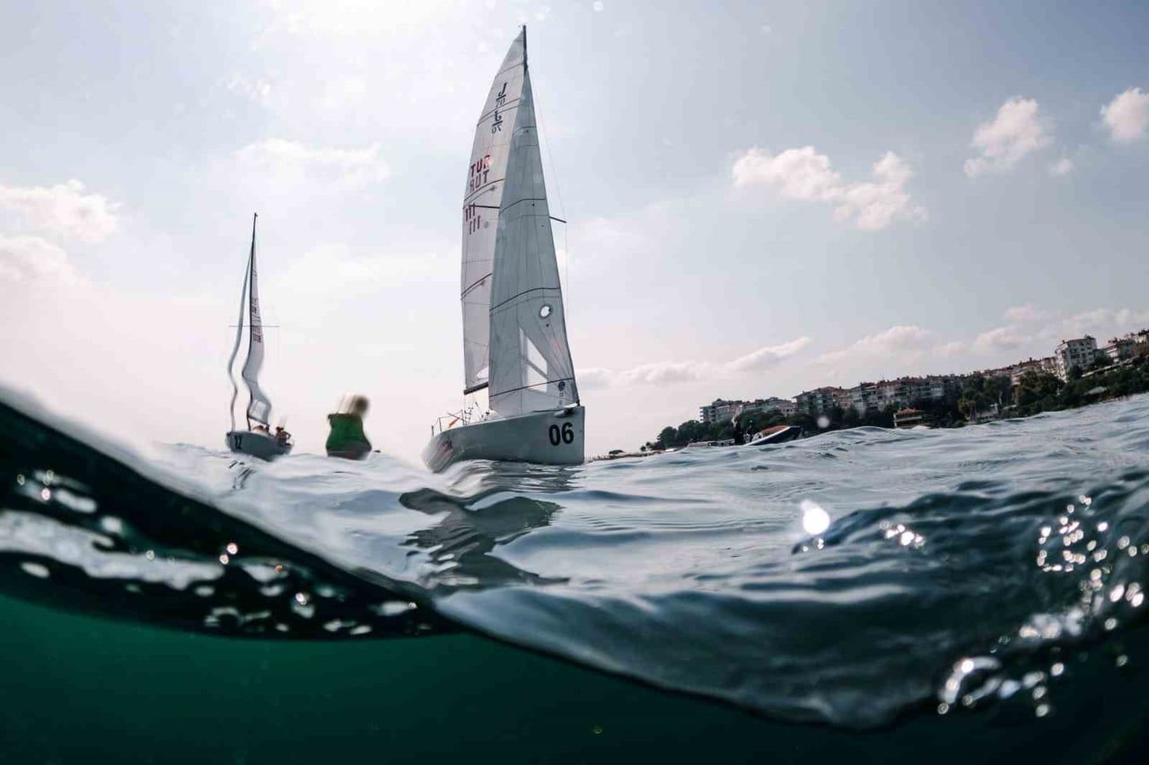 TAYK-EKER OLYMPOS REGATTA, HAREKETLİ SALMA YARIŞLARIYLA FARKLI YAŞ VE DENEYİMLERDEN YELKENCİLERİ...