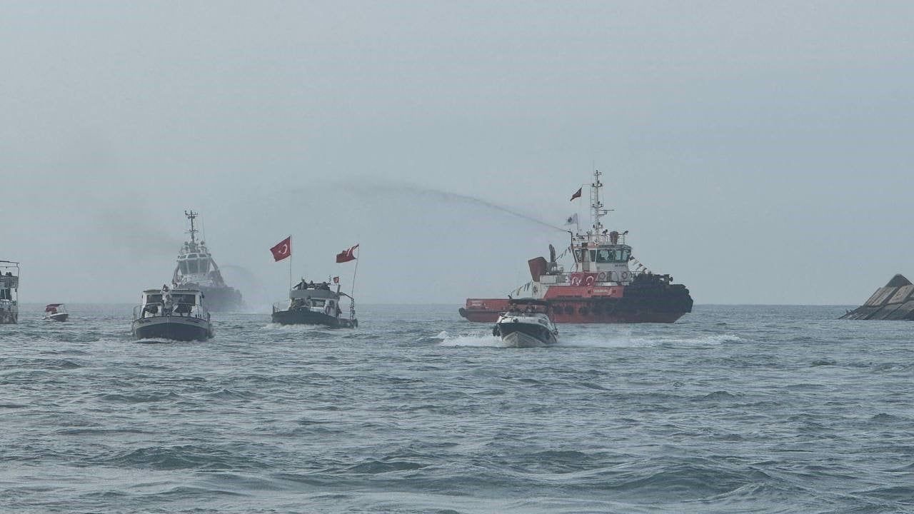 ZONGULDAK'TA 29 EKİM CUMHURİYET BAYRAMI DOLAYISIYLA RÖMORKÖRLER VE TEKNELERİN KATILIMIYLA DENİZDE...