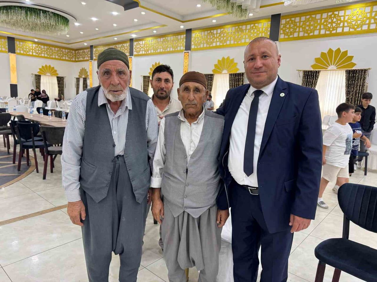 ALMANYA'DA YAŞAYAN DİYARBAKIR ÇERMİKLİ İŞADAMI HALİT DEMİROĞLU, MEMLEKETİNDE YAPILAN CAMİİ...
