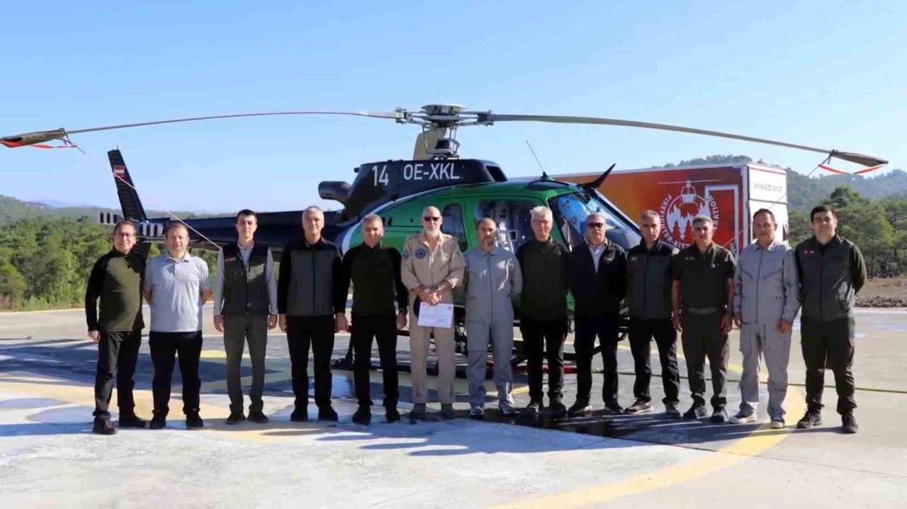 MUĞLA BÖLGE SİNDE ORMAN YANGINLARI İLE MÜCADELE KAPSAMINDA GÖREV YAPAN HELİKOPTERLERİN BİR...