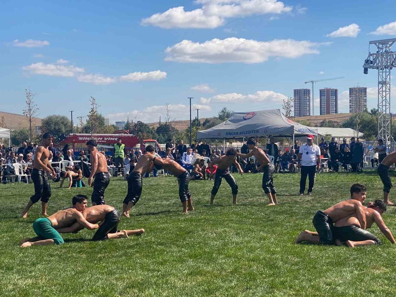 SİNCAN’DA DÜZENLENEN YAĞLI GÜREŞ FESTİVALİ’NDE 26’SI BAŞPEHLİVAN OLMAK ÜZERE 500 PEHLİVAN ER...