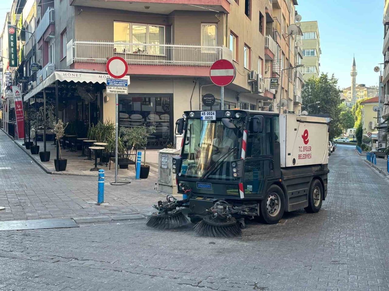 EFELER BELEDİYESİ EKİPLERİ TEMİZLİK ÇALIŞMALARINI SÜRDÜRÜYOR