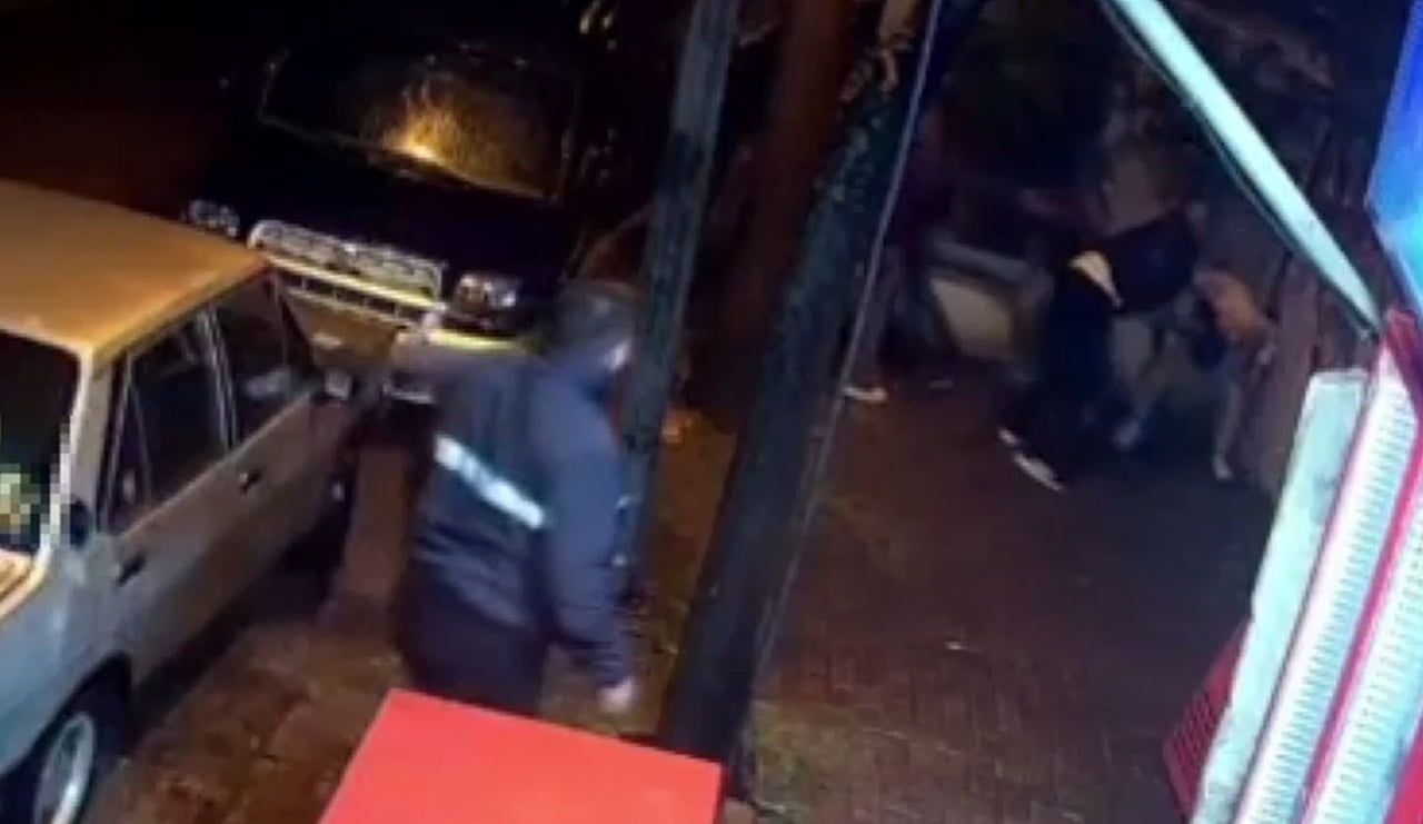 AVCILAR’DA ARALARINDA HUSUMET BULUNAN ŞAHISLAR ARASINDA BIÇAKLI KAVGA ÇIKTI. OLAY'DA BİR KİŞİ...
