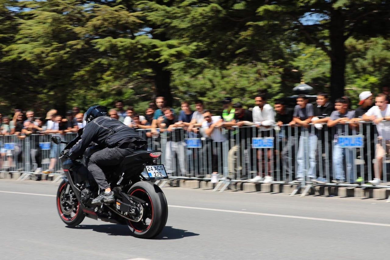 ERZİNCAN’DA DÜZENLENEN ERGAN MOTOFEST 2026’NIN İKİNCİ GÜNÜNDE GERÇEKLEŞTİRİLEN DRAG YARIŞLARI, HIZ...
