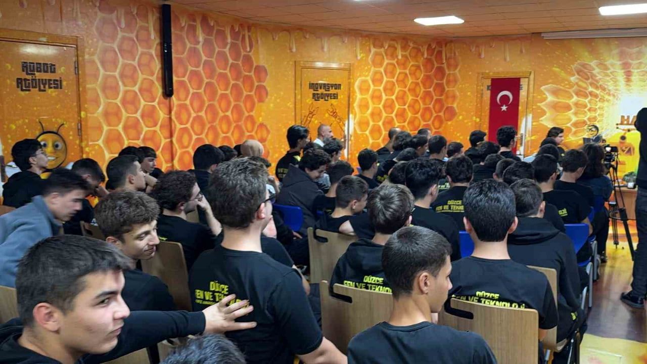 DÜZCE'DE FEN VE TEKNOLOJİLERİ HAFIZ ANADOLU LİSESİNDE MEDYA DEZENFORMASYONU VE GENÇLİK KONULU...