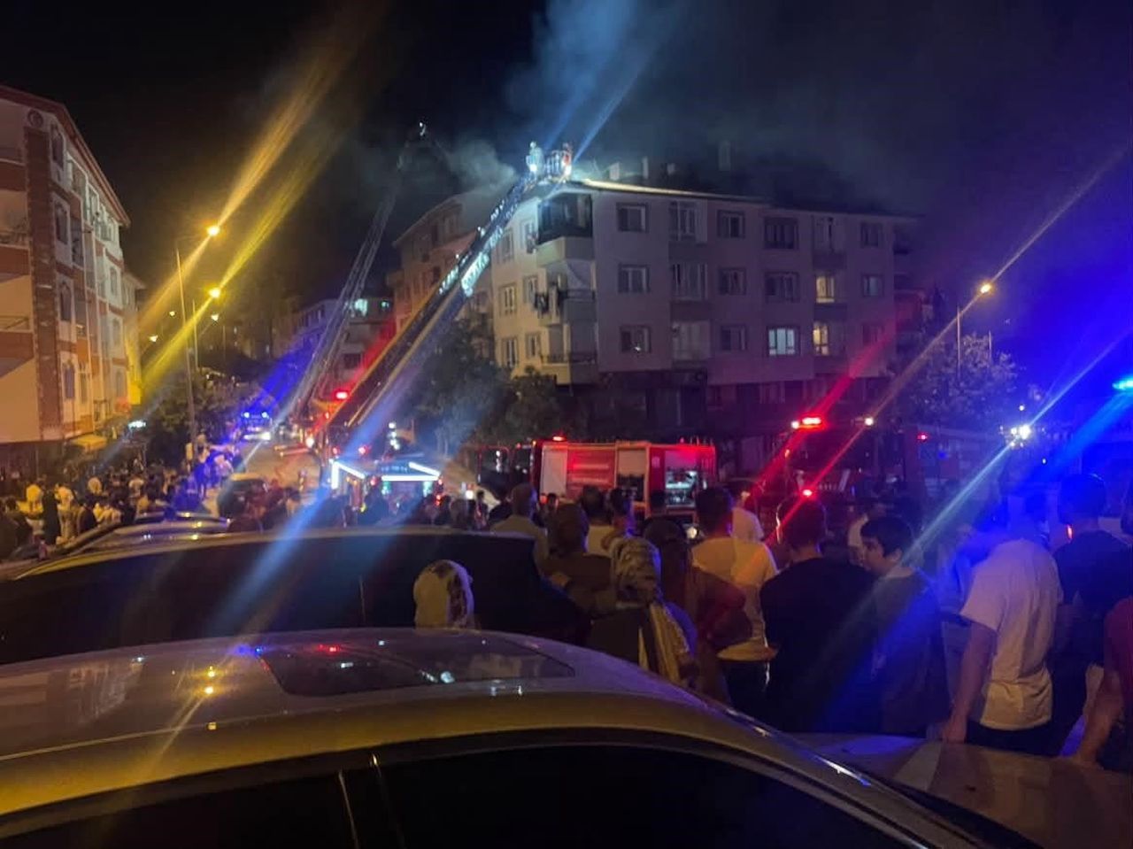 ANKARA’NIN ETİMESGUT İLÇESİNDE, BİR BİNANIN ÇATISINDA ÇIKAN YANGIN İTFAİYE EKİPLERİ TARAFINDAN...