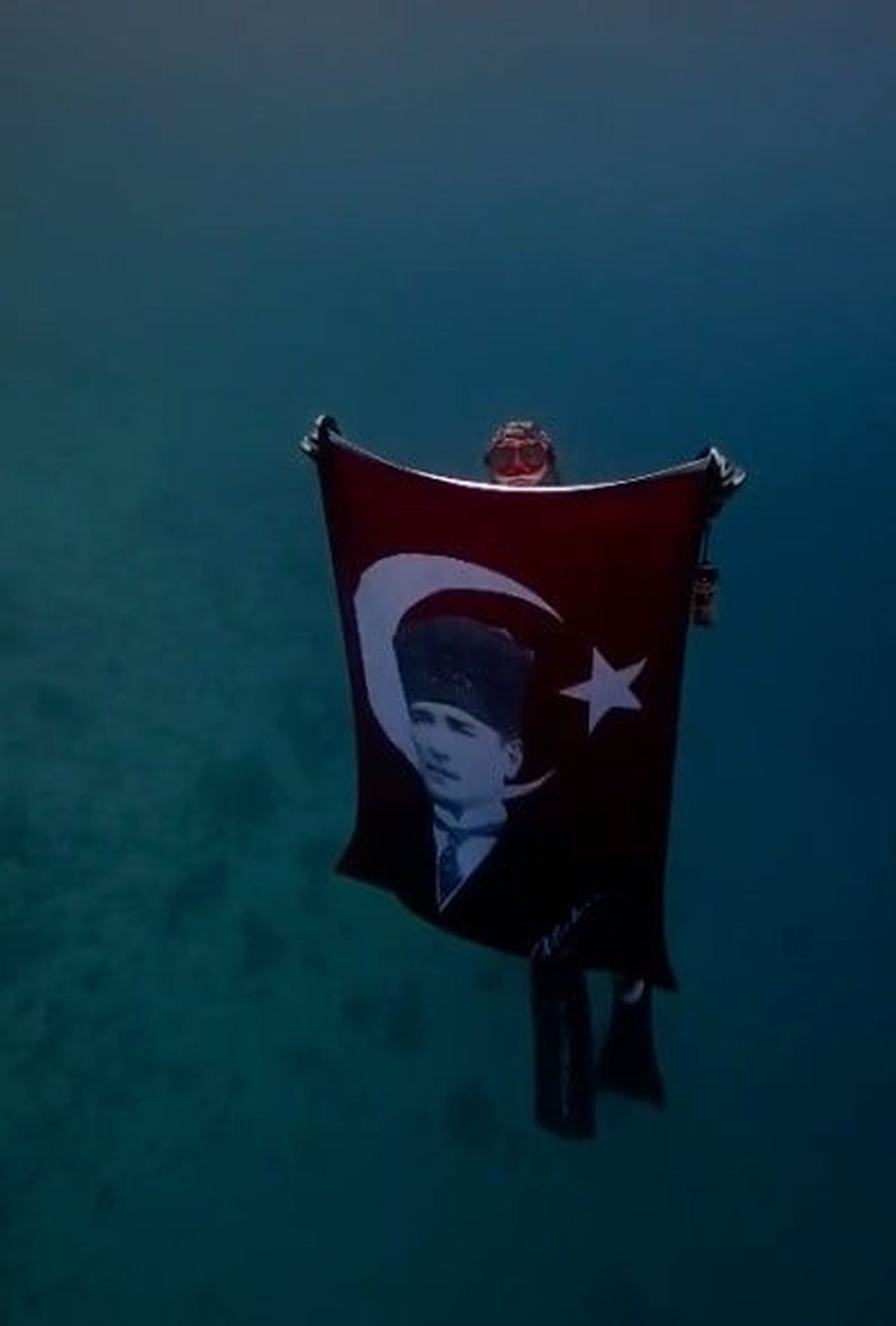 MUĞLA’NIN ULA İLÇESİNE BAĞLI AKYAKA MAHALLESİ’NDE İKİ DALGIÇ, CUMHURİYET’İN 103’ÜNCÜ YIL DÖNÜMÜ...