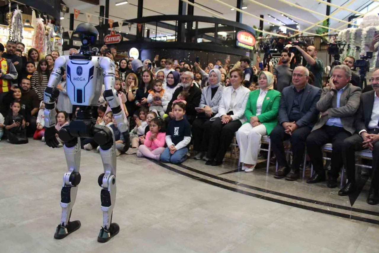 MELİKGAZİ BELEDİYESİ TARAFINDAN DÜZENLENEN PROGRAMDA KAYSERİLİLER; İNSANSI ROBOT 'MEGA'YA YOĞUN...