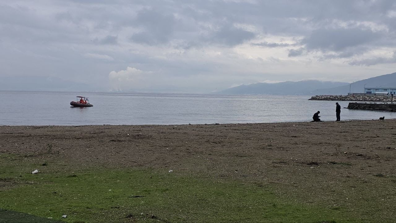 BURSA'NIN MUDANYA İLÇESİNDE SAHİLE VURMUŞ ERKEK CESEDİ BULUNDU.