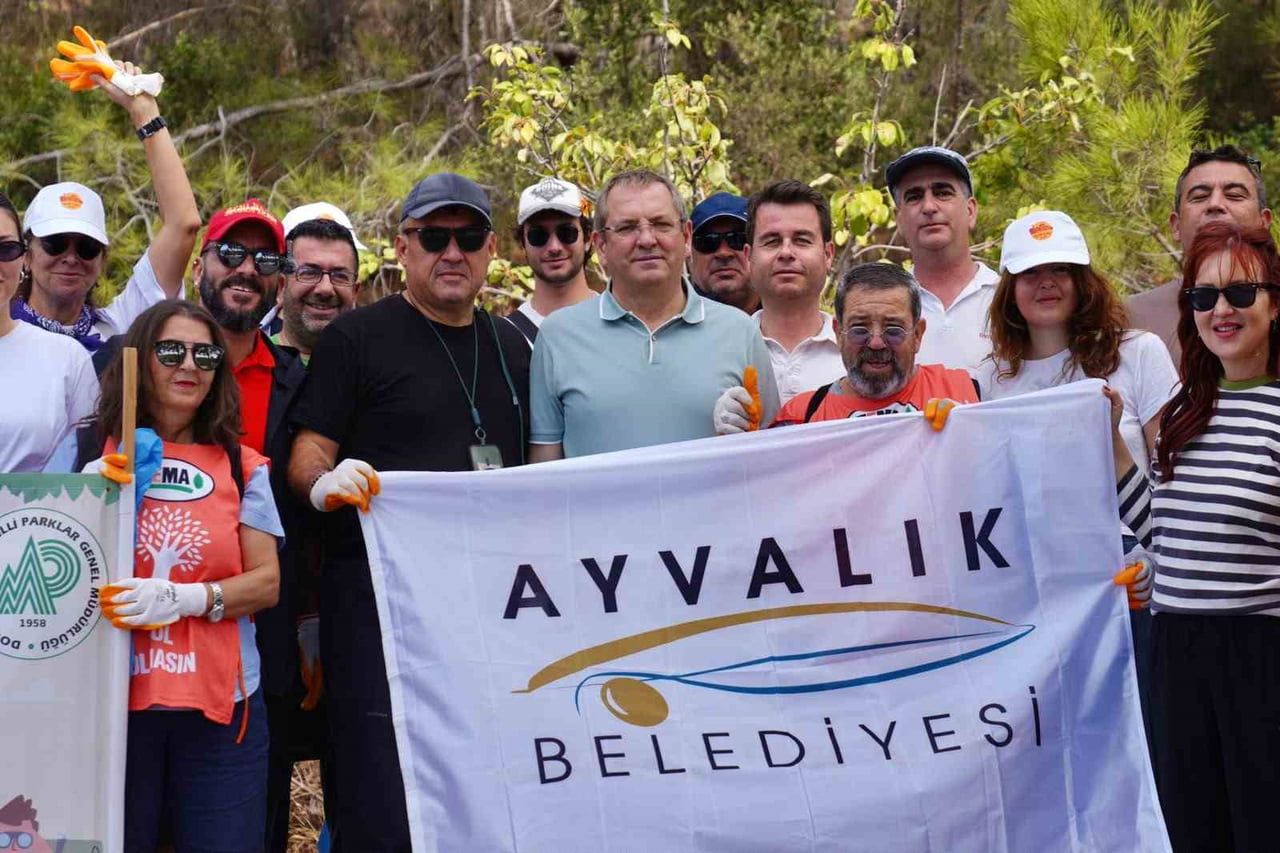 AYVALIK’TA DÜNYA TEMİZLİK GÜNÜ VE ULUSLARARASI KIYI TEMİZLİĞİ GÜNÜ’NDE ÇEVRECİ...
