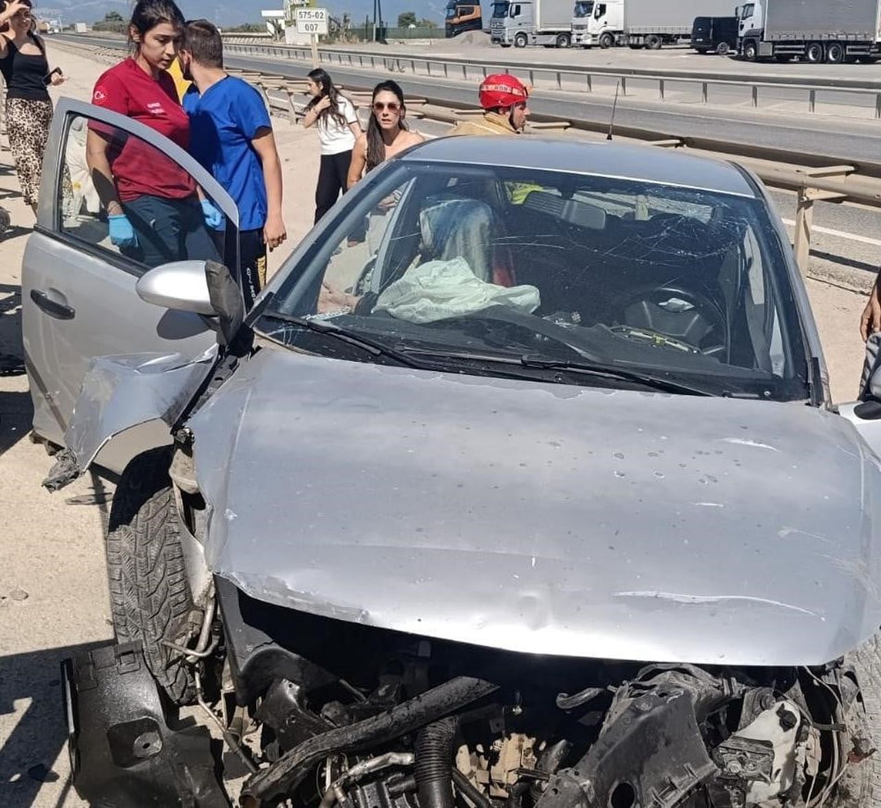 ORHANGAZİ İLÇESİNDE KONTROLDEN ÇIKAN OTOMOBİL, SAVRULARAK BARİYERLERİ AŞTI VE ORTA REFÜJE GİRDİ....