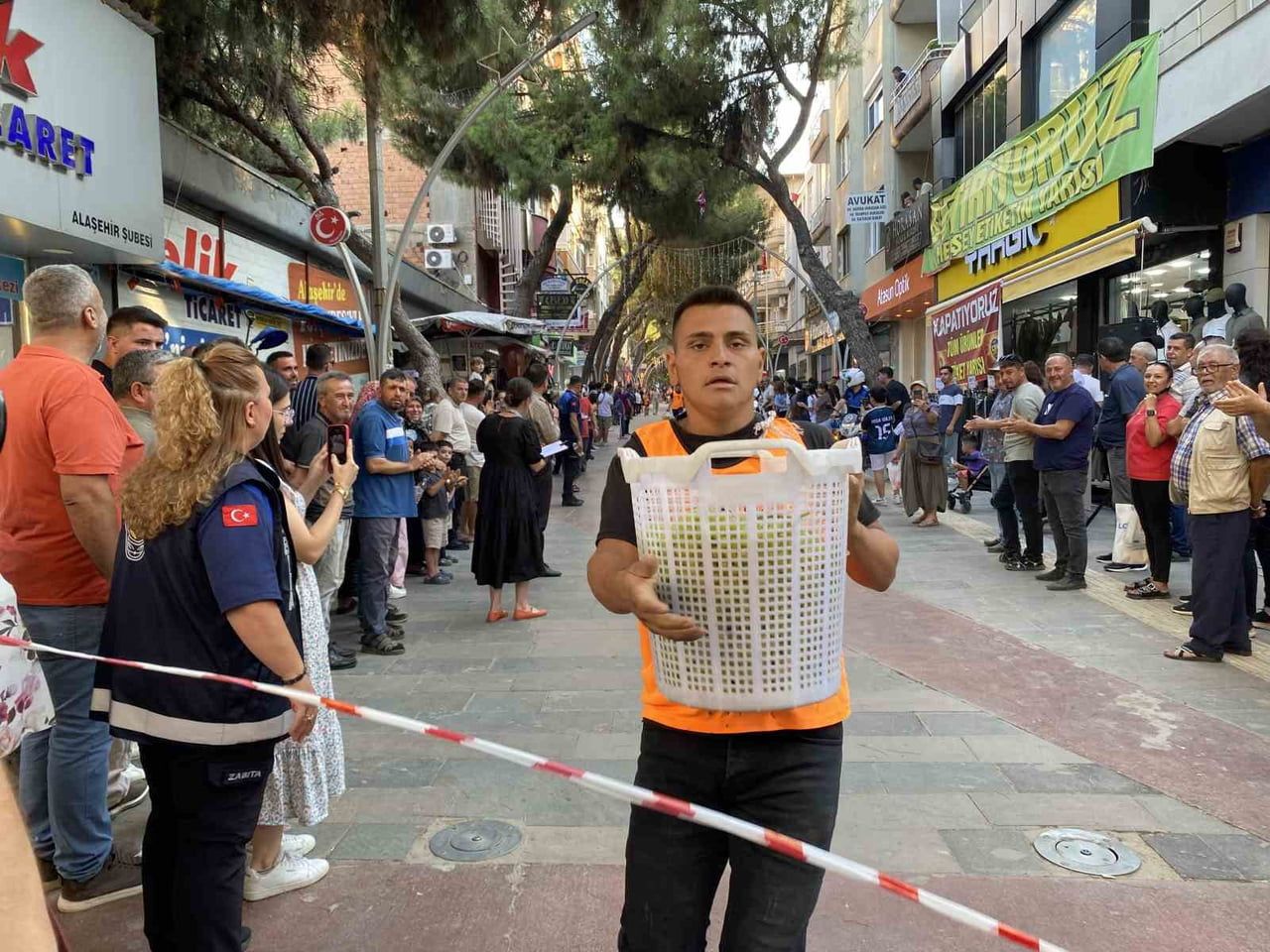 ALAŞEHİR ULUSLARARASI KÜLTÜR, SANAT VE ÜZÜM FESTİVALİ, 30 YARIŞMACININ 30'AR KİLOGRAMLIK ÜZÜM...