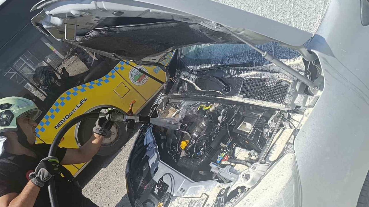 SİİRT-KURTALAN KARAYOLU FORD KAVŞAĞI MEVKİSİNDE SEYİR HALİNDEKİ HAFİF TİCARİ ARACIN MOTOR KISMINDA...