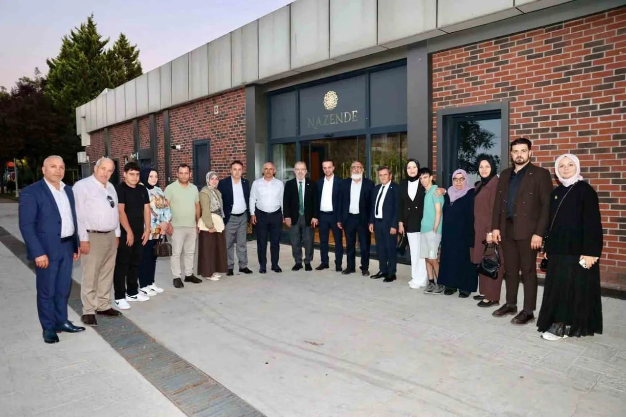 KÖRFEZ BELEDİYESİ EV SAHİPLİĞİNDE DÜZENLENEN PROGRAMDA ŞEHİT AİLELERİYLE BİR ARAYA GELEN PROTOKOL...