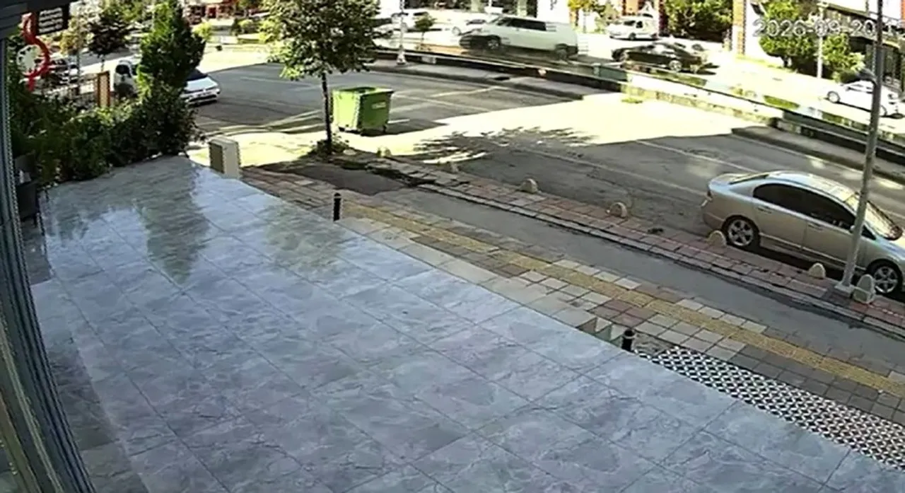 MALATYA’DA MİNİBÜSÜN KARŞI ŞERİDE GEÇTİĞİ KAZADA MOTOKURYE SANİYELERLE KURTULDU
