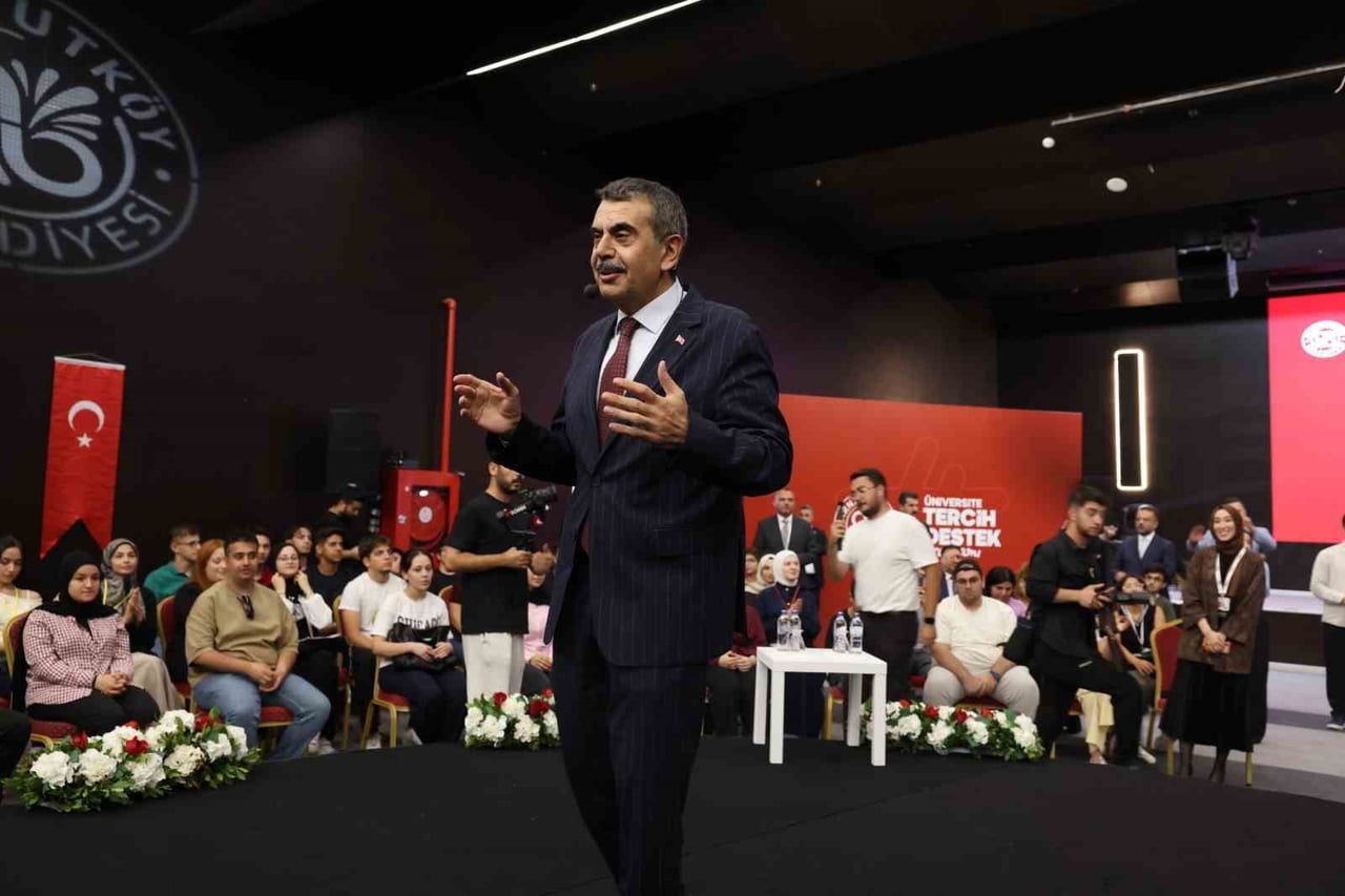 MİLLİ EĞİTİM BAKANI PROF. DR. YUSUF TEKİN ÜNİVERSİTE ADAYLARIYLA BİR ARAYA GELDİ
