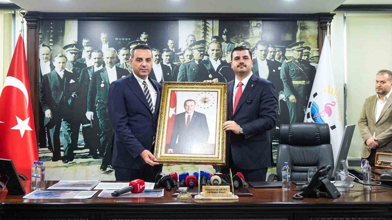 EYYÜP KADİR İNAN, BELEDİYE BAŞKANI ONUR EMRAH YILDIZ’A CUMHURBAŞKANI VE AK PARTİ GENEL BAŞKANI...