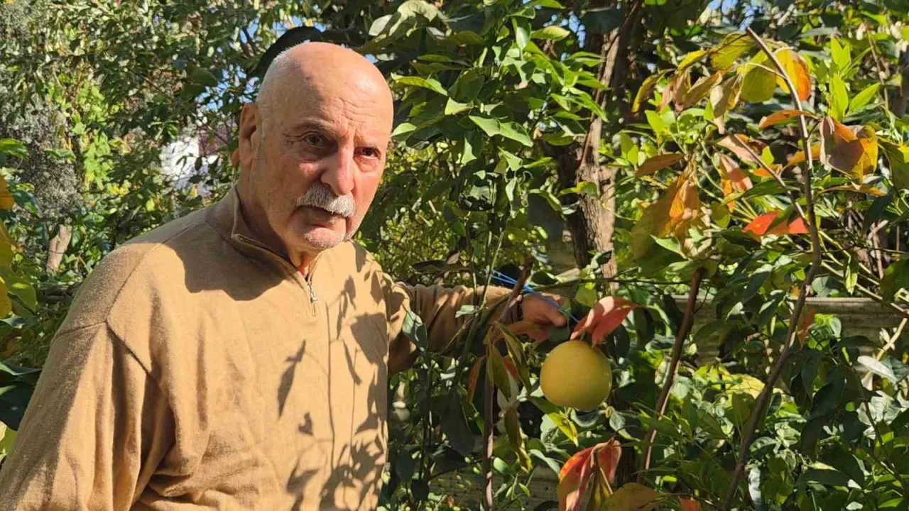 SAMSUN’DA YAŞAYAN EMEKLİ ÖĞRETMEN HAKKI ALBAYRAK (82), YURT DIŞINDA ÇALIŞTIĞI DÖNEMDE TÜRKİYE’YE...