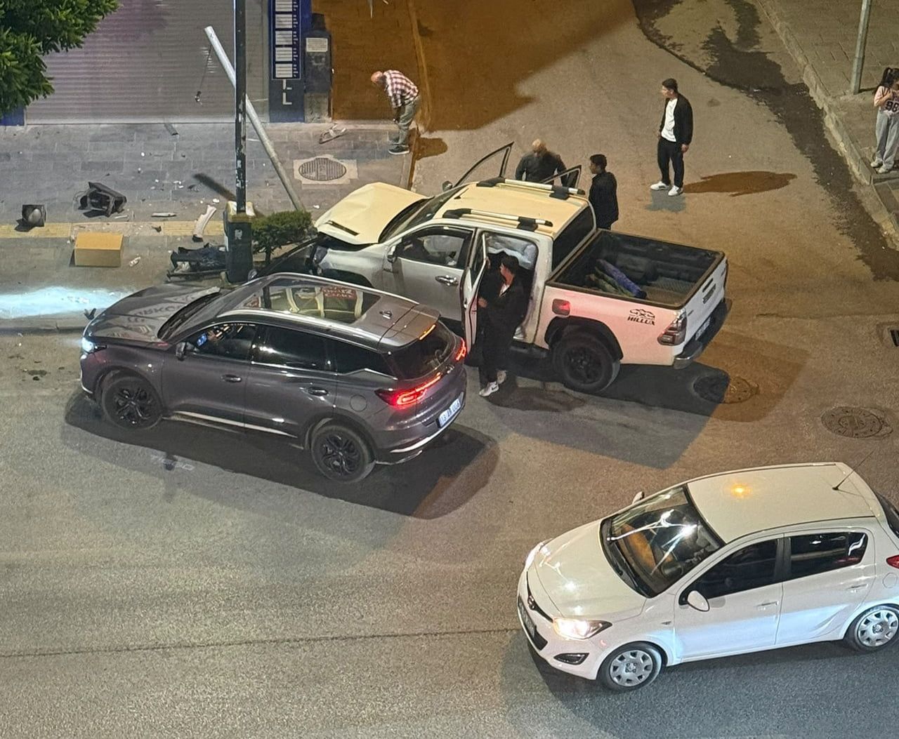 TATVAN İLÇESİNDE İKİ ARACIN KARIŞTIĞI TRAFİK KAZASINDA 5 KİŞİ HAFİF ŞEKİLDE YARALANDI.