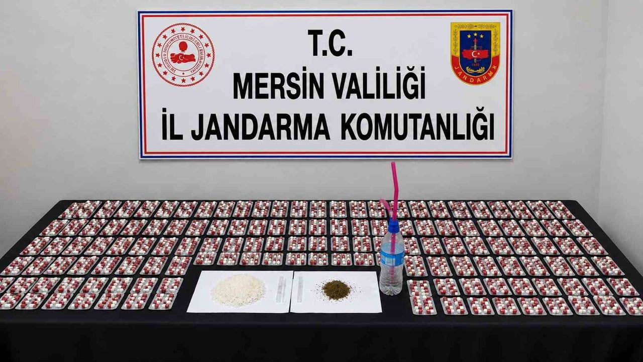 MERSİN’İN YENİŞEHİR İLÇESİNDE UYUŞTURUCU MADDE TİCARETİ YAPTIKLARI ŞÜPHESİYLE İKİ KİŞİNİN EVİNE...