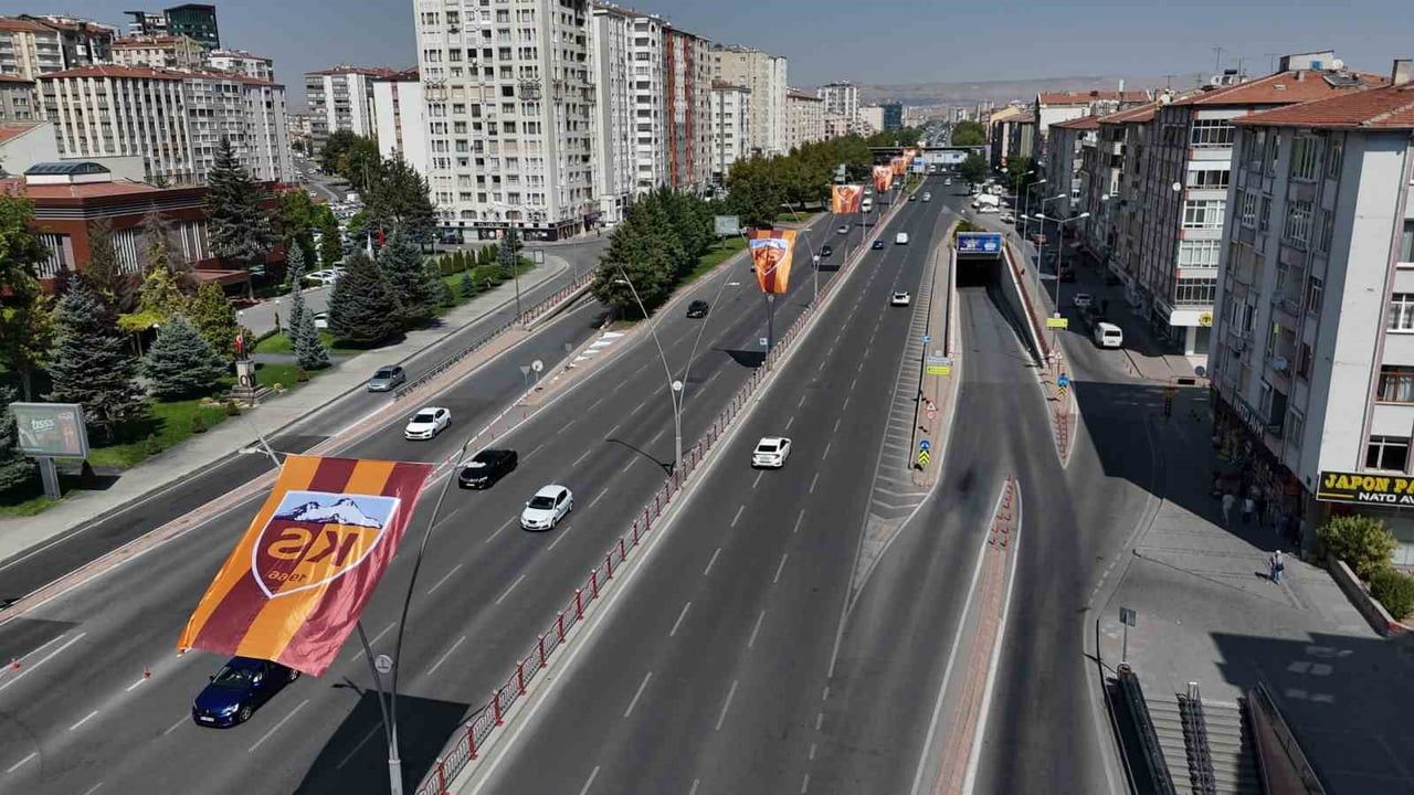 KAYSERİ BÜYÜKŞEHİR BELEDİYE BAŞKANI MEMDUH BÜYÜKKILIÇ, YARIN OYNANACAK BURSASPOR MAÇI ÖNCESİNDE...