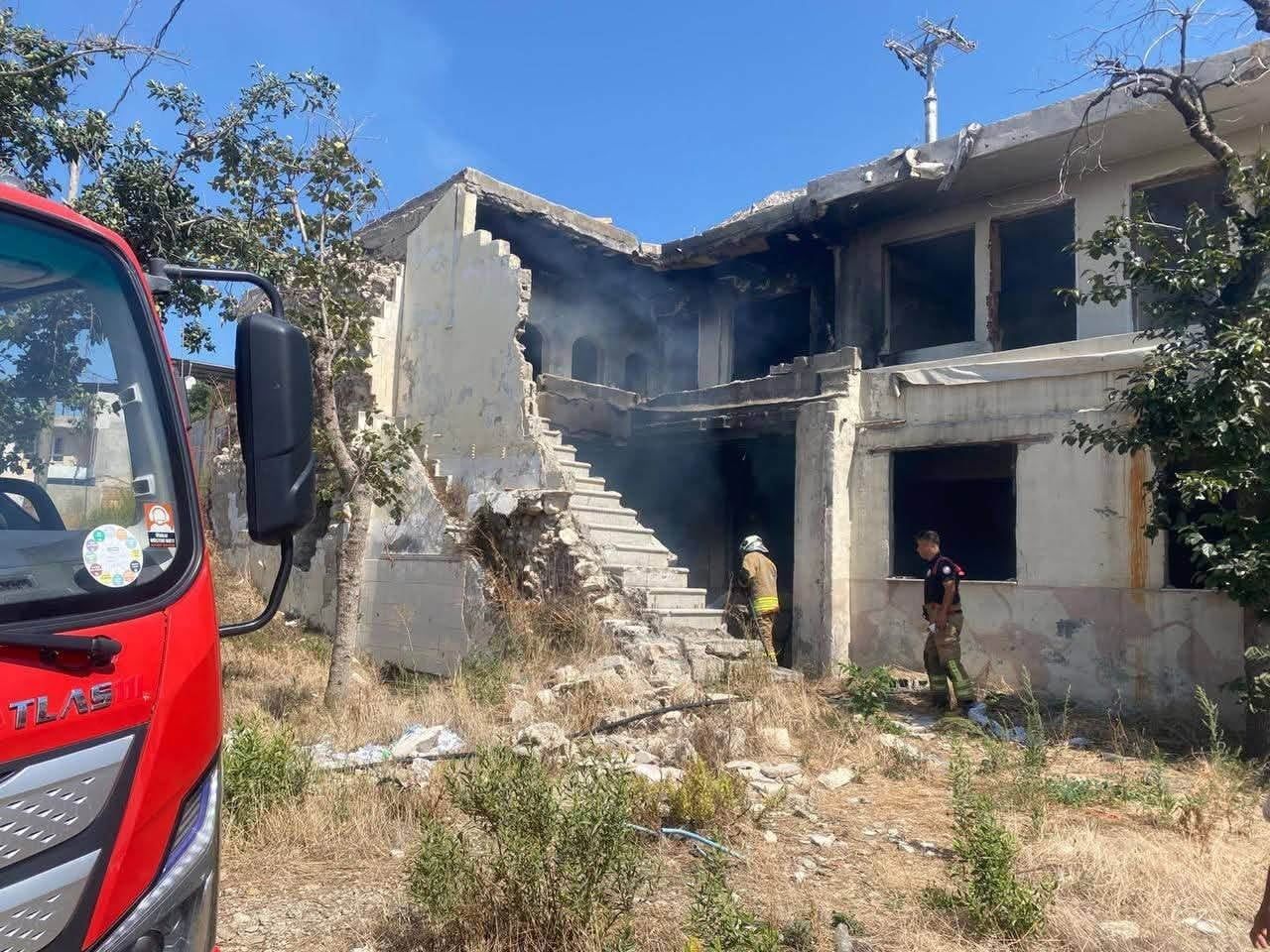 ANTAKYA’DA METRUK BİNADA ÇIKAN YANGIN, EKİPLERİN MÜDAHALESİYLE BÜYÜMEDEN KONTROL ALTINA...