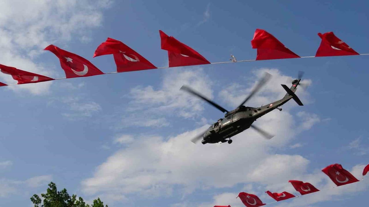TÜRK BAYRAKLARI ARASINDA GERÇEKLEŞTİRİLEN UÇUŞLAR, PROGRAMA KATILAN VATANDAŞLAR VE PROTOKOL...