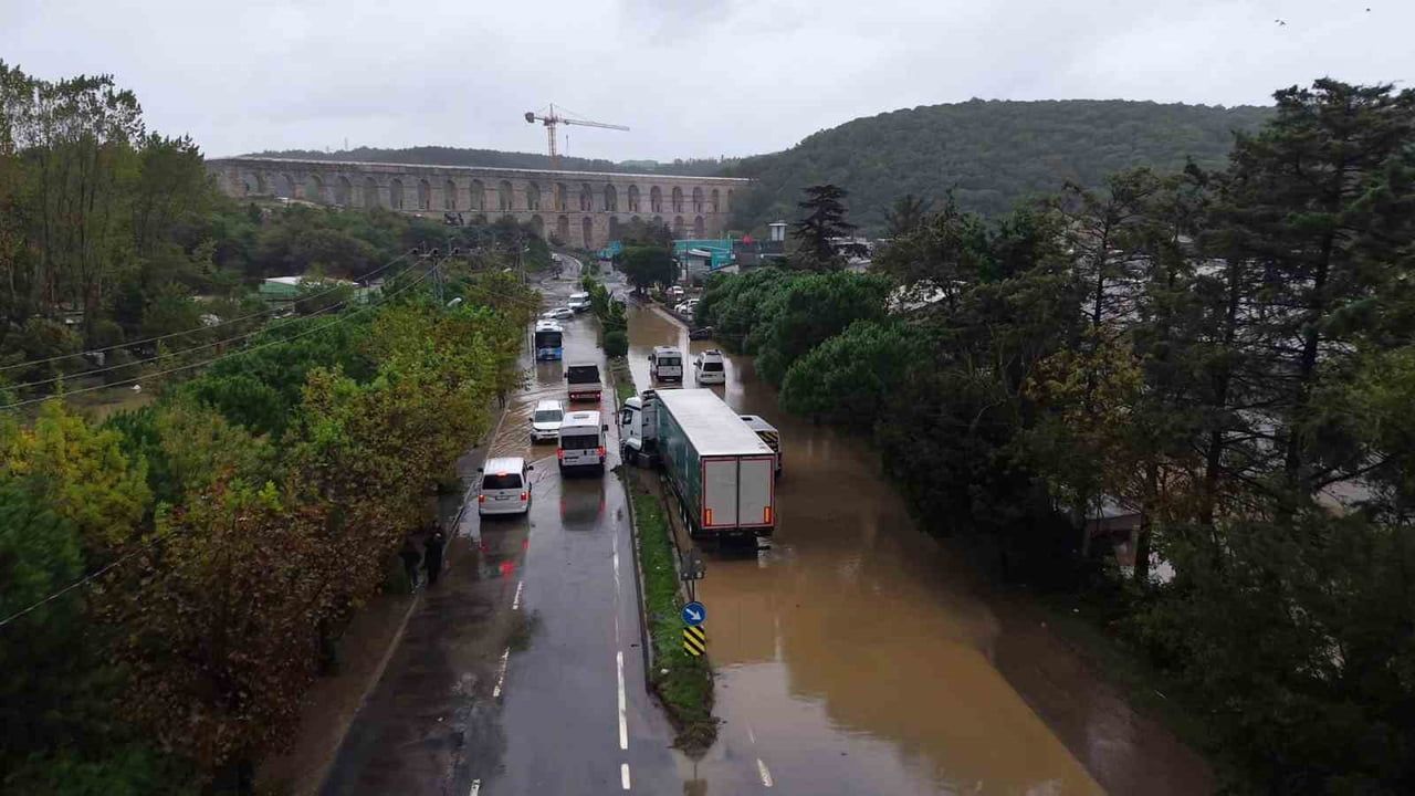 İSTANBUL'DA ETKİLİ OLAN SAĞANAK YAĞIŞ NEDENİYLE KEMERBURGAZ CENDERE YOLUNDA KALAN ARAÇLAR HAVADAN...