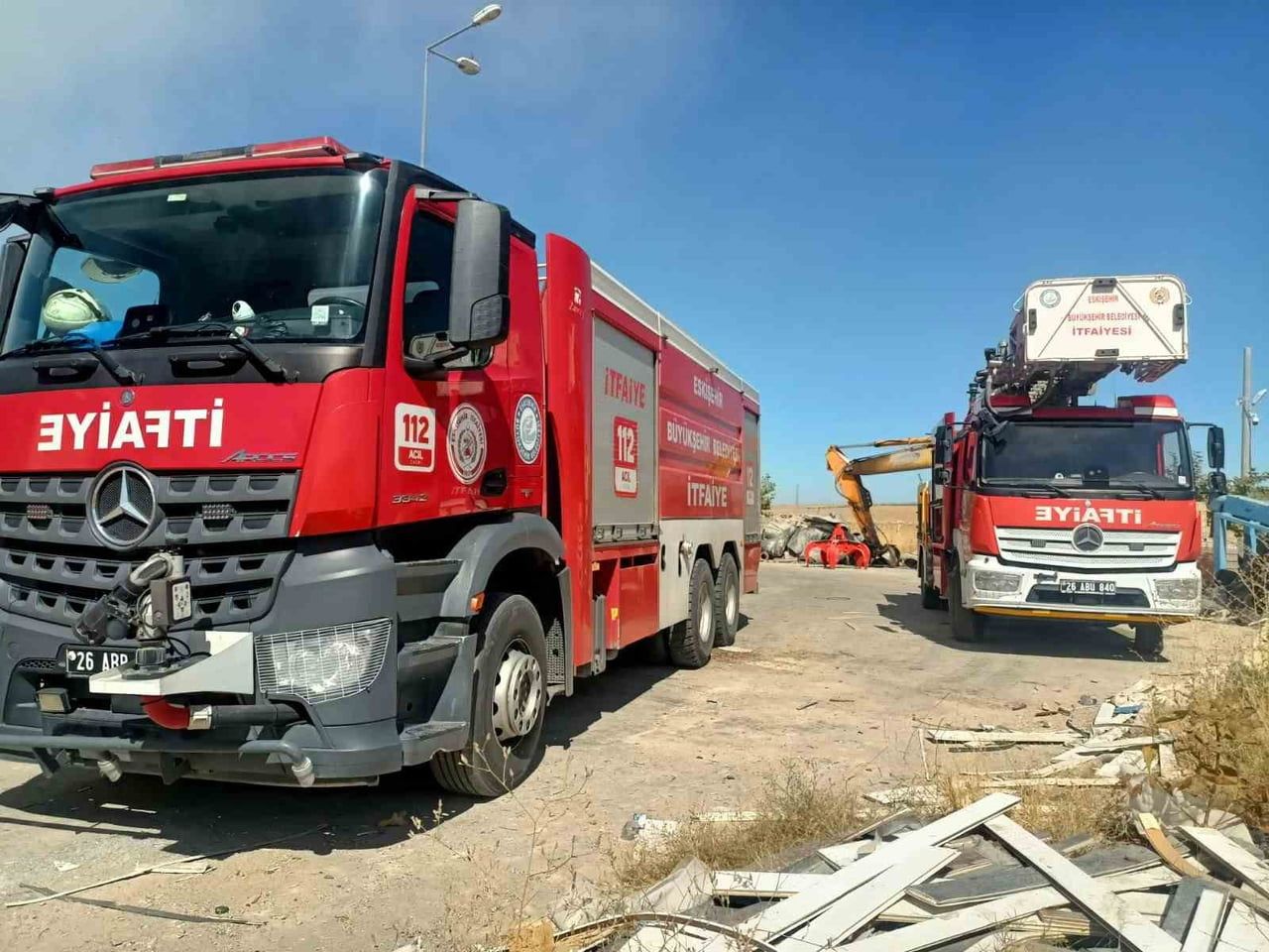 ESKİŞEHİR'DE BİR GERİ DÖNÜŞÜM TESİSİNDE ÇIKAN YANGIN, İTFAİYE EKİPLERİNİN MÜDAHALESİYLE KONTROL...
