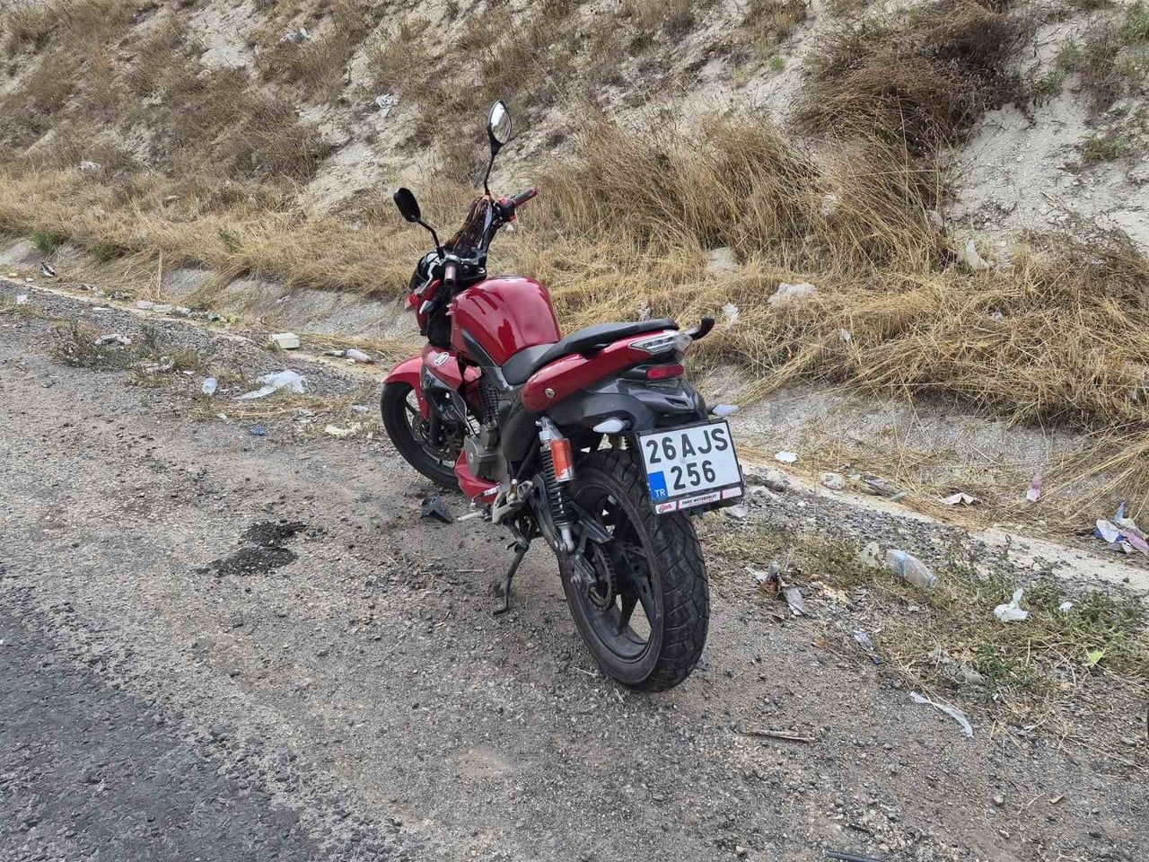 ESKİŞEHİR'DE TEKERİ KİLİTLENEN MOTOSİKLETTEN DÜŞEREK YARALANAN SÜRÜCÜ HASTANEYE...