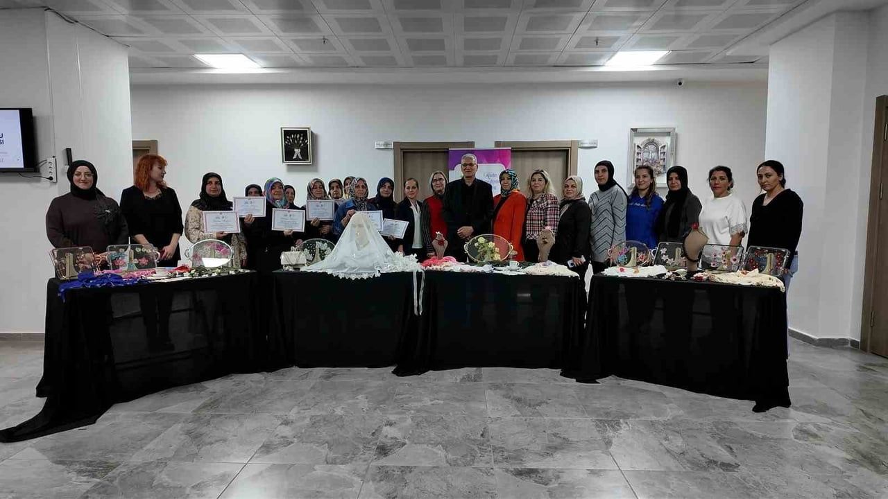 ELAZIĞ BELEDİYESİNCE YÜRÜTÜLEN "BONCUKLU İĞNE OYASI" KURSUNU BAŞARIYLA TAMAMLAYAN KADINLAR...