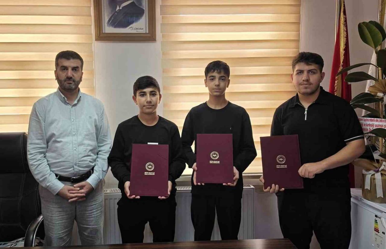 DİYARBAKIR'IN ÇERMİK İLÇESİNDE HAFIZLIK EĞİTİMİNİ BAŞARIYLA TAMAMLAYAN KUR'AN KURSU ÖĞRENCİLERİNE...