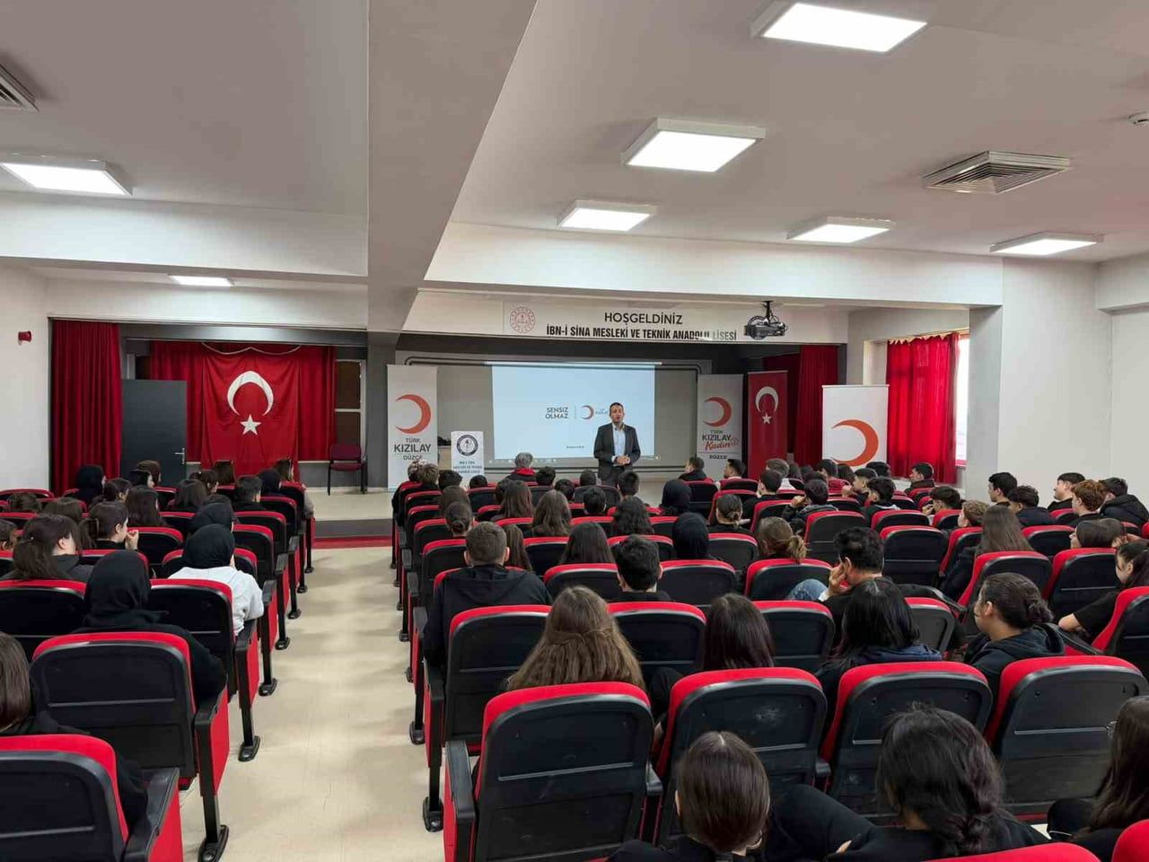 DÜZCE İBN-İ SİNA MESLEKİ VE TEKNİK ANADOLU LİSESİ’NDE ÖĞRENCİLERE YÖNELİK KIZILAY TANITIMI, AKRAN...