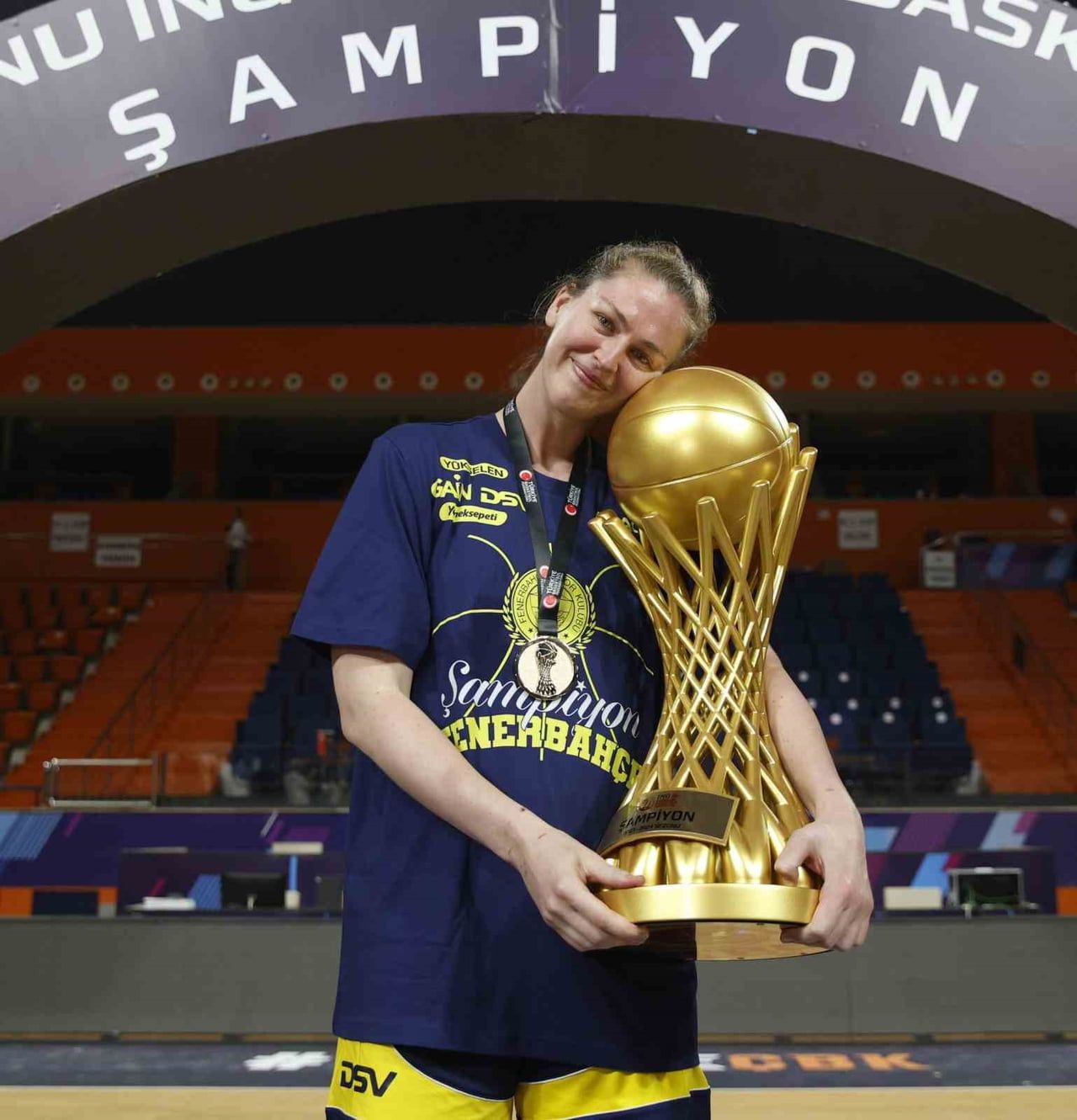 FENERBAHÇE KADIN BASKETBOL TAKIMI, EMMA MEESSEMAN İLE 1 YILLIK YENİ SÖZLEŞME İMZALADI