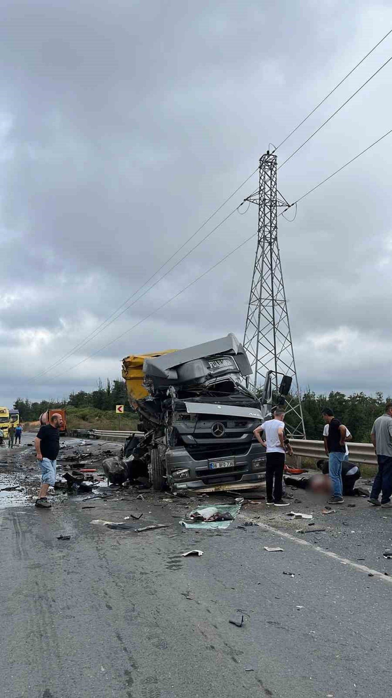 ŞİLE ÖMERLİ YOLU ÜZERİNDE 2 TIRIN ÇARPIŞTIĞI KAZADA BÜYÜK ÇAPTA MADDİ HASAR MEYDANA GELİRKEN...