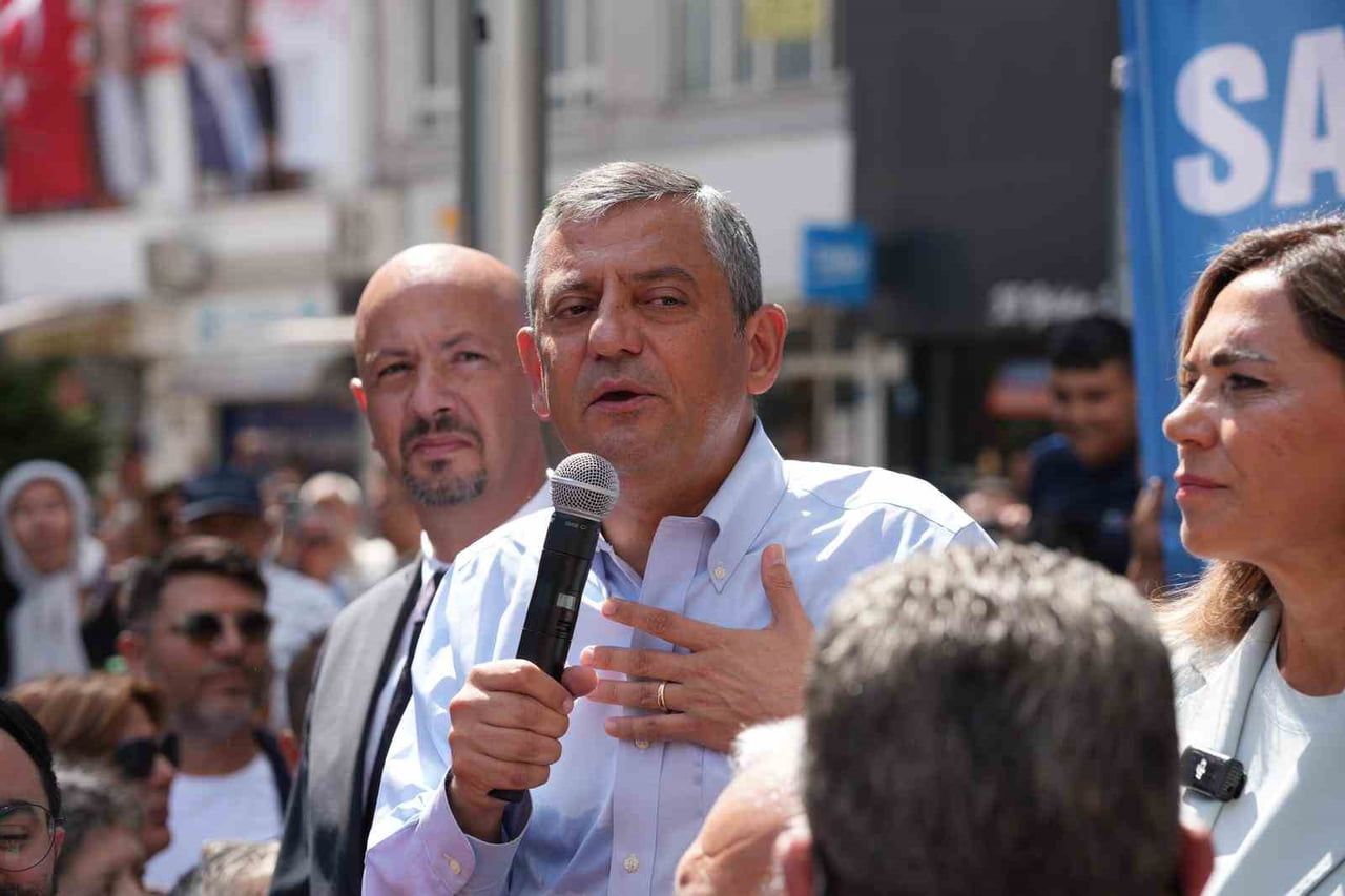 ÖZGÜR ÖZEL, ÇORLU’DAKİ HALK BULUŞMASINDA KONUŞMA YAPTI. ÖZEL'E TEKİRDAĞ BÜYÜKŞEHİR BELEDİYE...