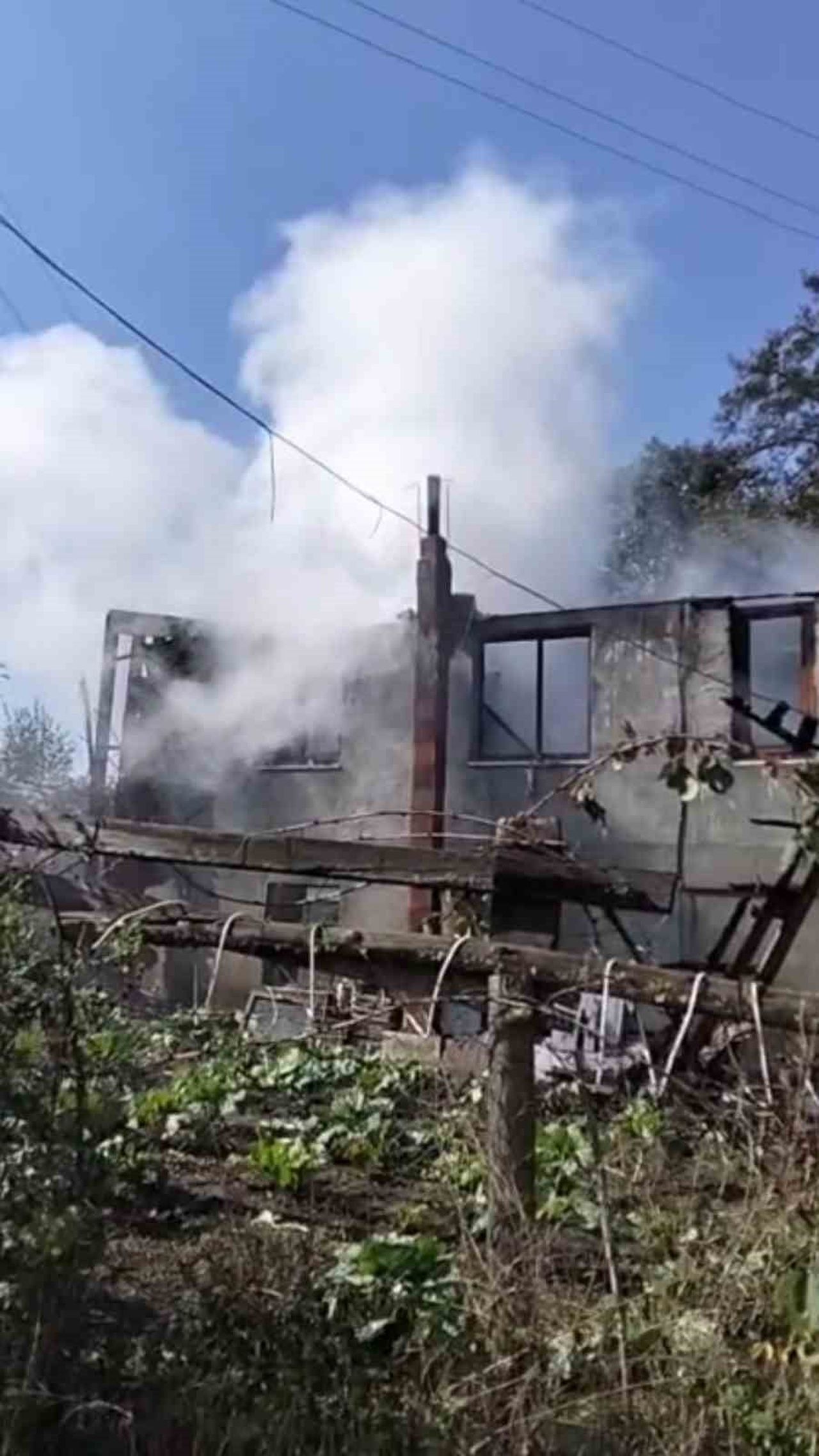 BOLU’NUN TAŞOLUK YAYLASI’NDA BULUNAN BİR YAYLA EVİNDE ÇIKAN YANGIN, İTFAİYE EKİPLERİNİN...