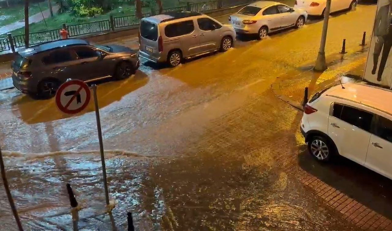 İSTANBUL’DA SAĞANAK YAĞIŞ SONRASI BAYRAMPAŞA VE EYÜPSULTAN’DA YOLLAR GÖLE DÖNDÜ. SÜRÜCÜLER...