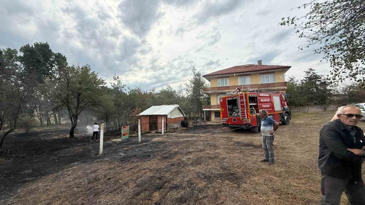 BOLU’NUN DÖRTDİVAN İLÇESİNDE EVLERİN BİTİŞİĞİNDEKİ OTLUK ALANDA ÇIKAN YANGIN, İTFAİYE EKİPLERİNİN...