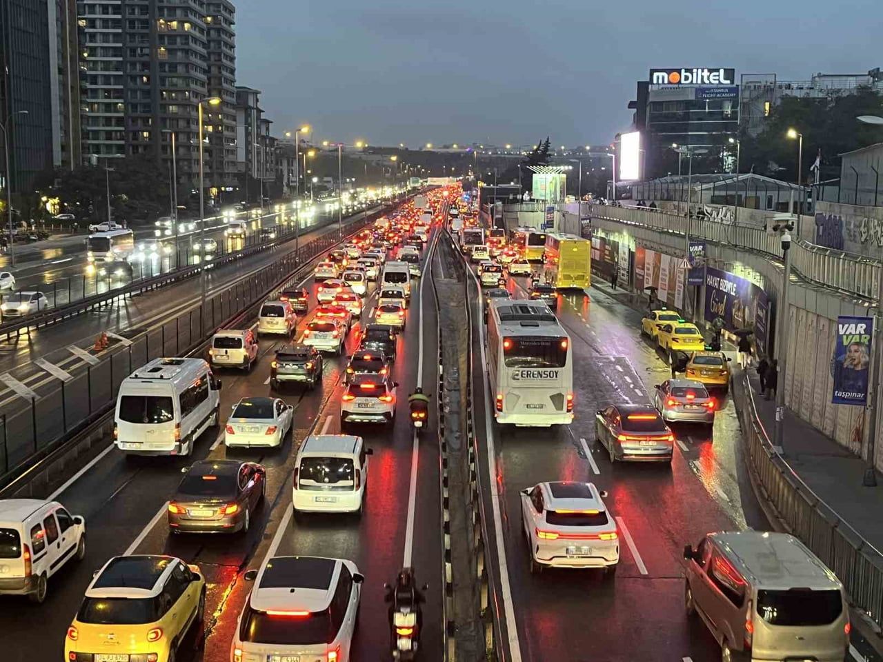 İSTANBUL’DA HAFTANIN İLK GÜNÜ AKŞAM İŞ ÇIKIŞ SAATLERİNDE TRAFİK YOĞUNLUĞU YAĞIŞIN DA ETKİSİYLE...