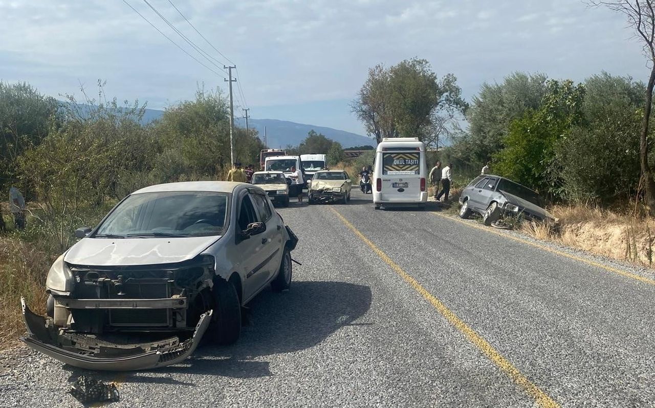 BOZDOĞAN’DA ZİNCİRLEME TRAFİK KAZASI: 2 YARALI
