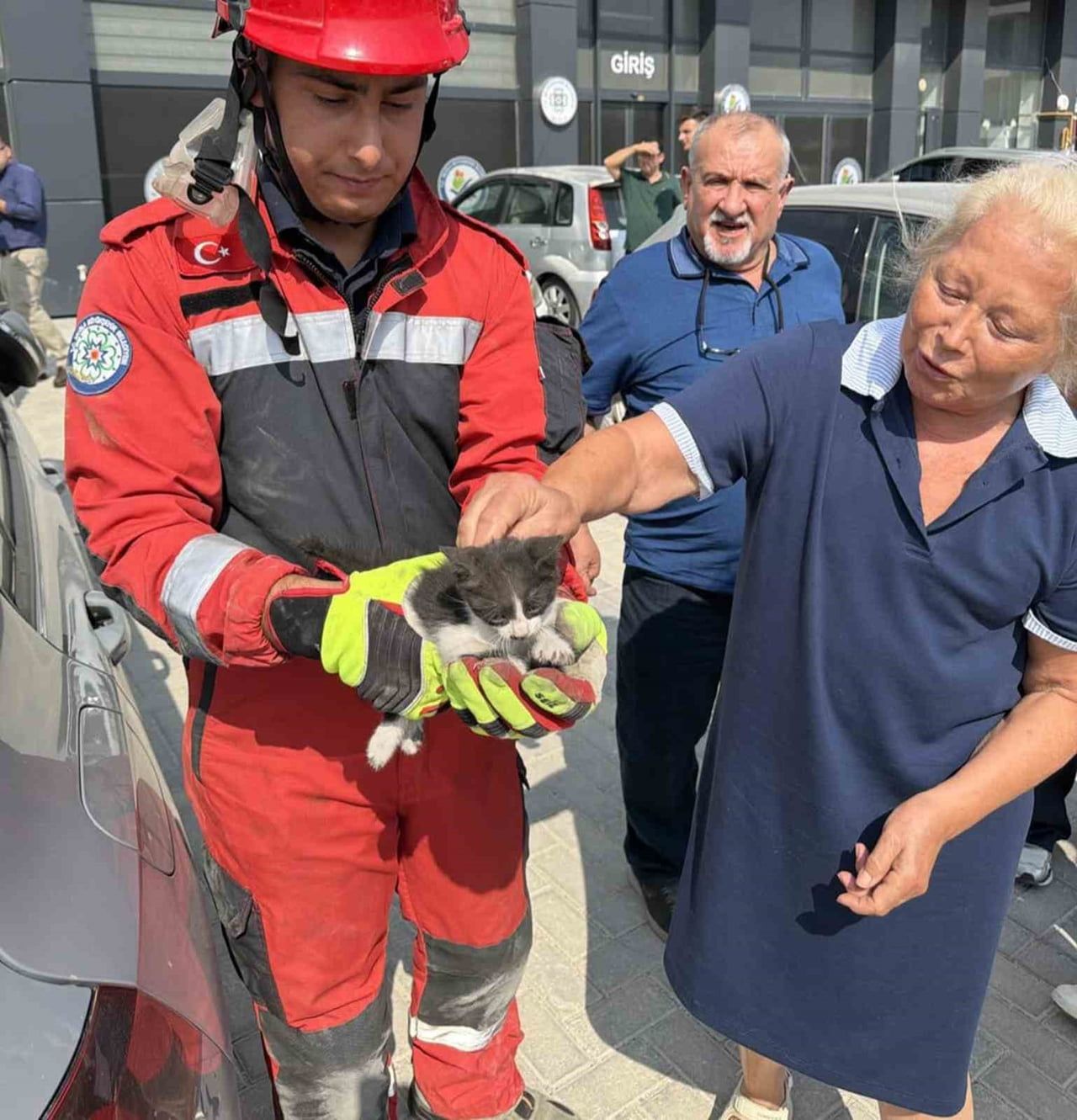 MUĞLA’NIN MENTEŞE İLÇESİNDE OTOMOBİLİN MOTOR GİREN VE SIKIŞAN KEDİ, İTFAİYE EKİPLERİNİN...
