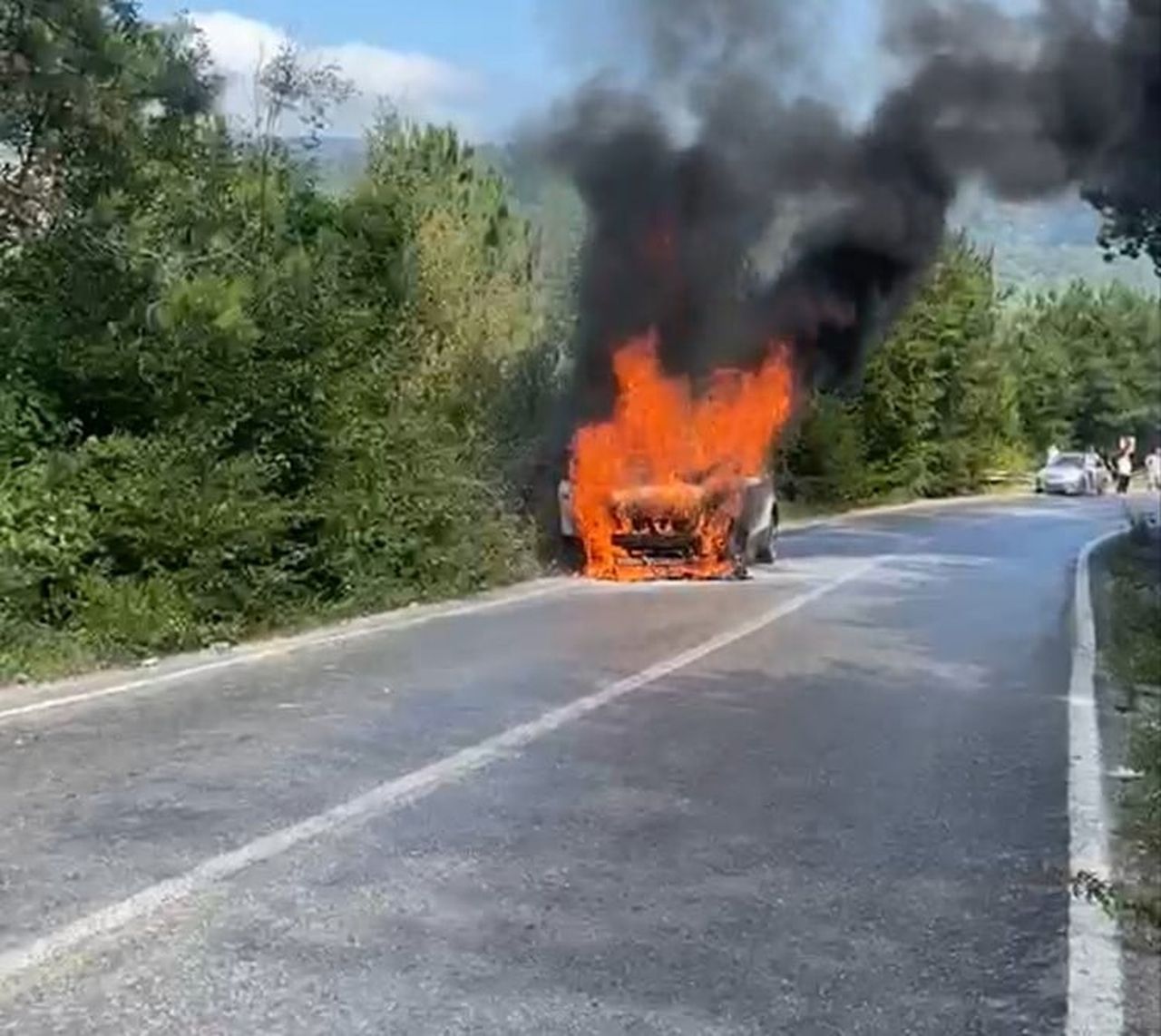SEYİR HÂLİNDEKİ OTOMOBİL, HENÜZ BELİRLENEMEYEN NEDENLE ALEV ALDI.