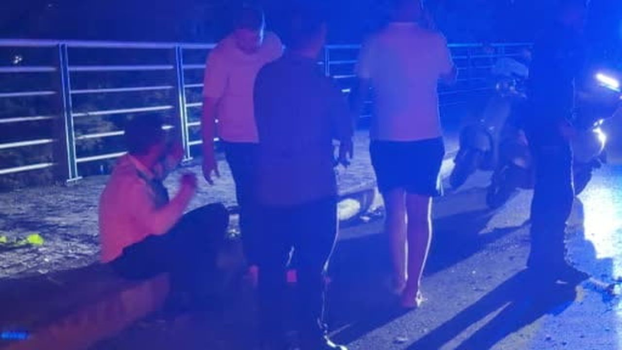 Virajı alamayan otobüs, iki otomobile çarptı