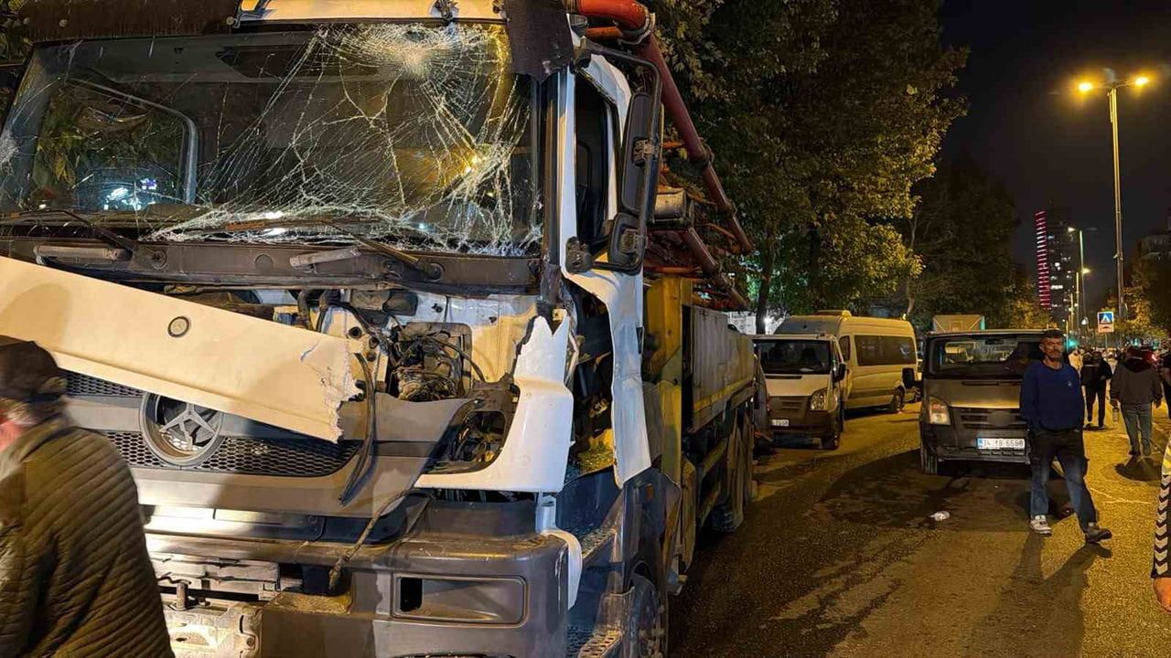 İSTANBUL AVCILAR'DA AYNI FİRMAYA AİT BETON MİKSERİ İLE BETON POMPASI ÇARPIŞTI. KAZA SONRASI...