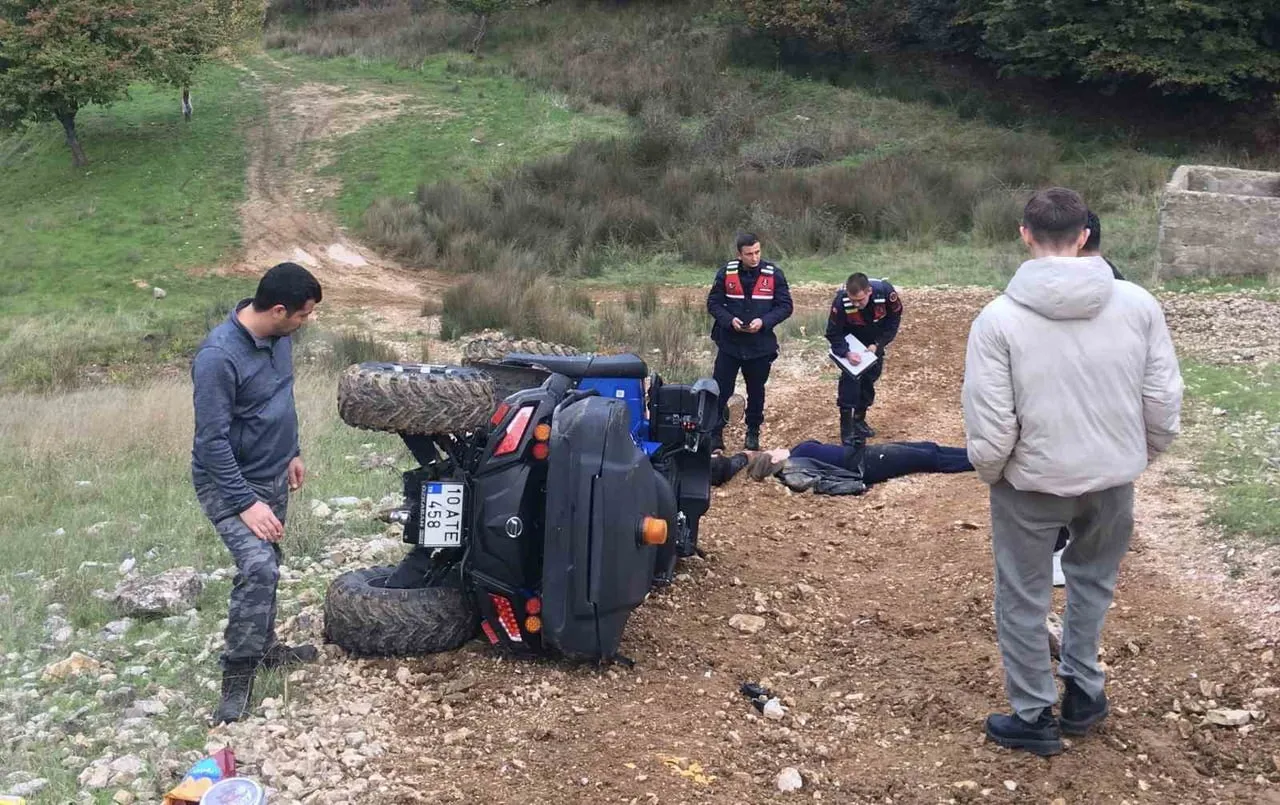 BALIKESİR'İN ERDEK İLÇESİNDE ATV İLE YAMAÇTAN ÇIKMAYA ÇALIŞAN 2 KİŞİ, ARACIN DEVRİLMESİ SONUCU...