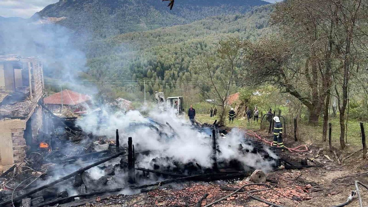 TÜRKELİ İLÇESİNDE ÇIKAN YANGINDA BİR EV TAMAMEN YANARAK KULLANILAMAZ HALE GELDİ.
