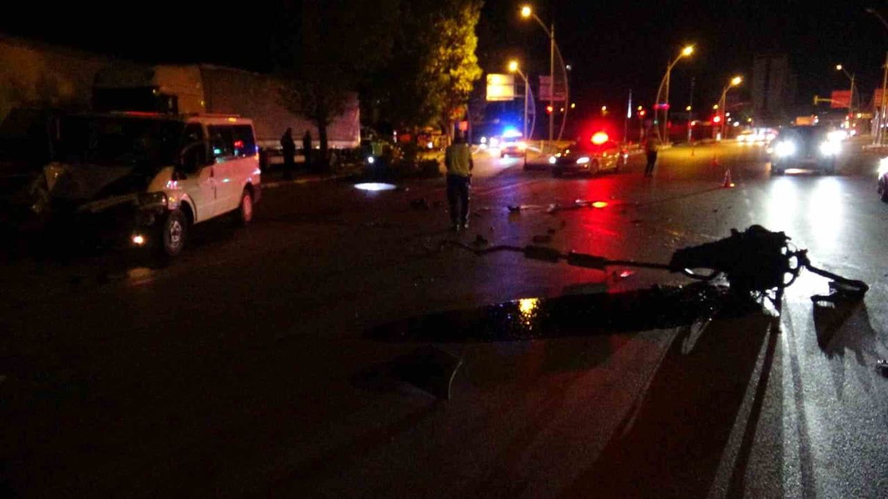 AĞACA ÇARPAN MİNİBÜSÜN MOTORU YOLA FIRLADI: 2 YARALI