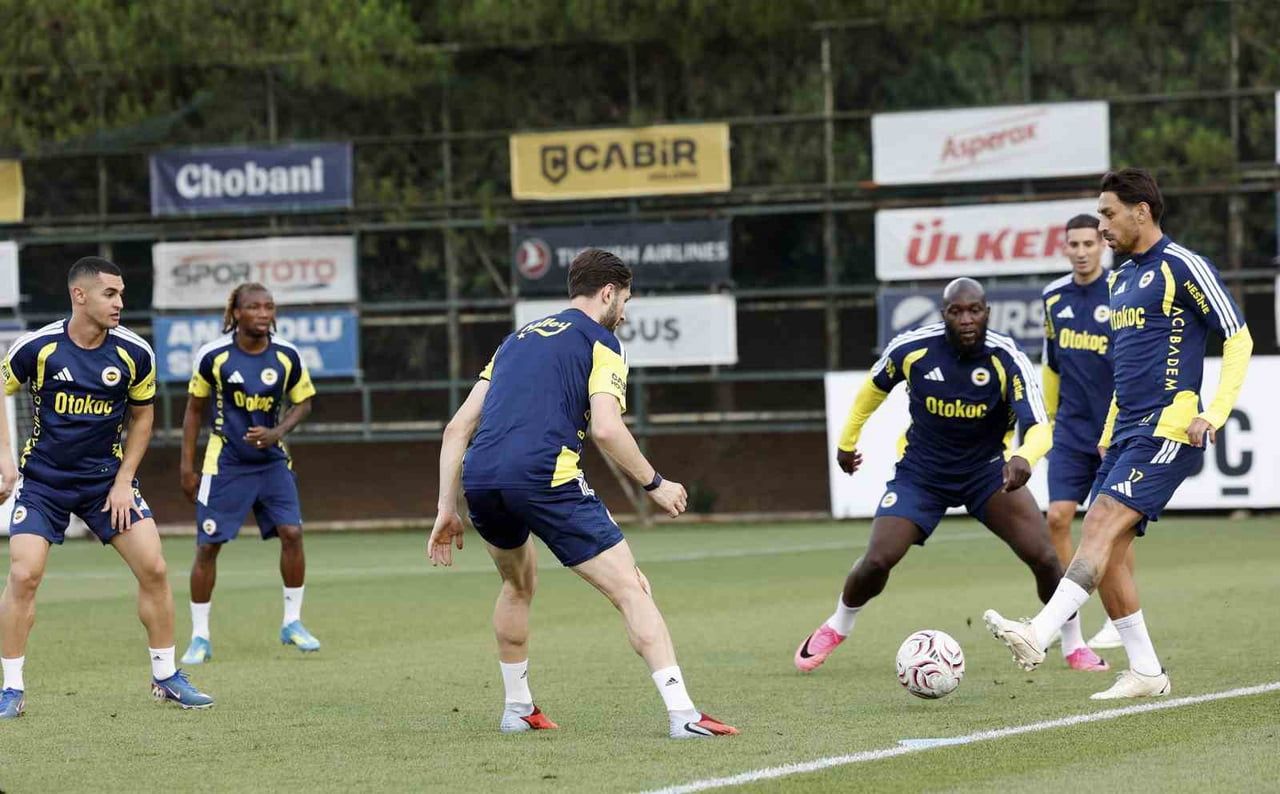 FENERBAHÇE, TRENDYOL SÜPER LİG'İN 3. HAFTASINDA SAMSUNSPOR İLE OYNAYACAĞI MAÇIN HAZIRLIKLARINI...