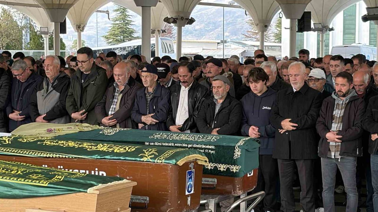 EKİCİ’NİN CENAZESİ, İKİNDİ NAMAZINI MÜTEAKİP AHMET EFENDİ CAMİİ’NDE KILINAN CENAZE NAMAZININ...